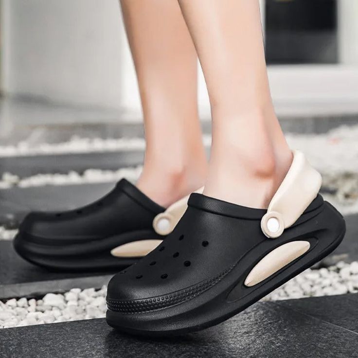 are crocs closed toe shoes