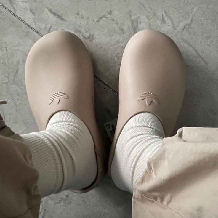are crocs closed toe shoes