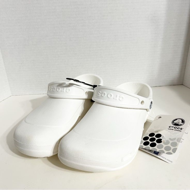 are crocs closed toe shoes