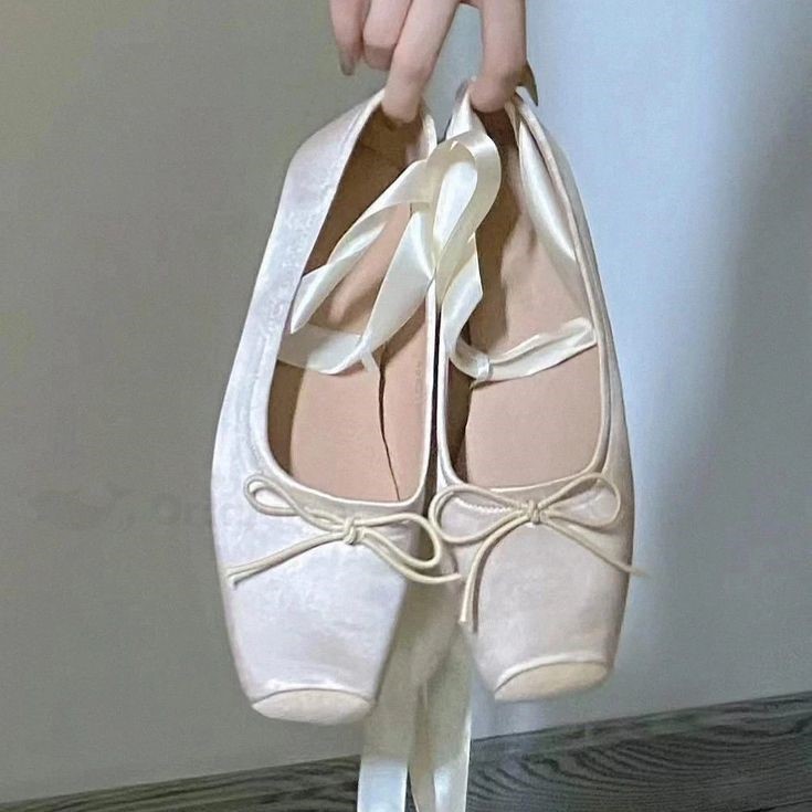 what are pointe shoes made of