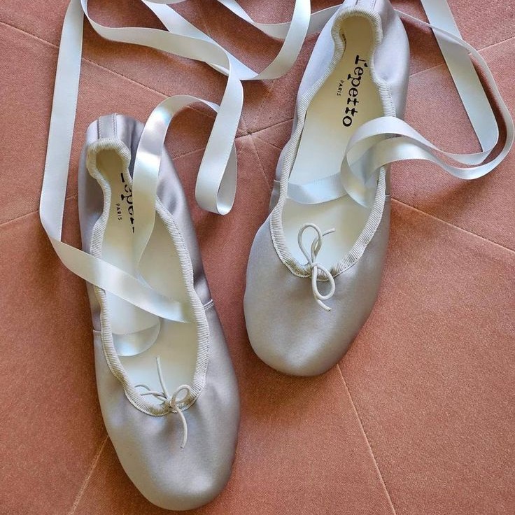 what are pointe shoes made of