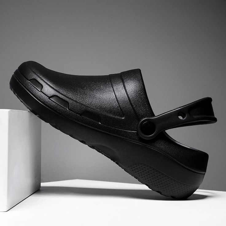 are crocs closed toe shoes