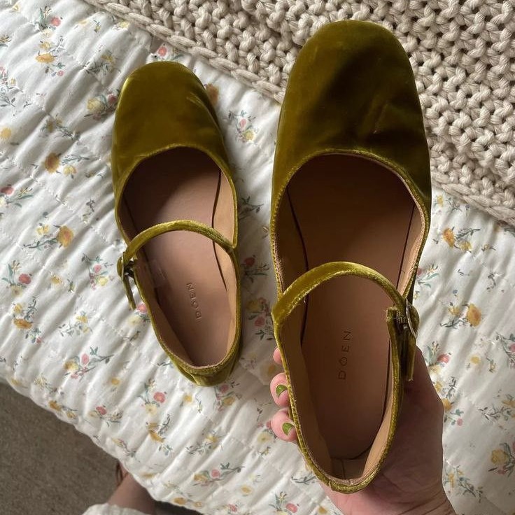 how to clean velvet shoes