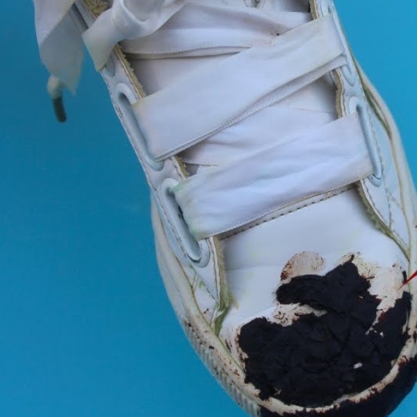 how to get tar off shoes