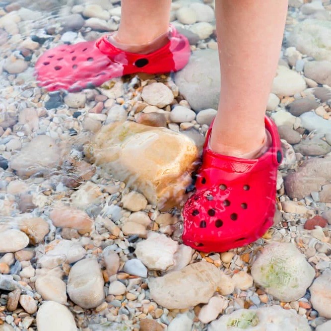 crocs water shoes