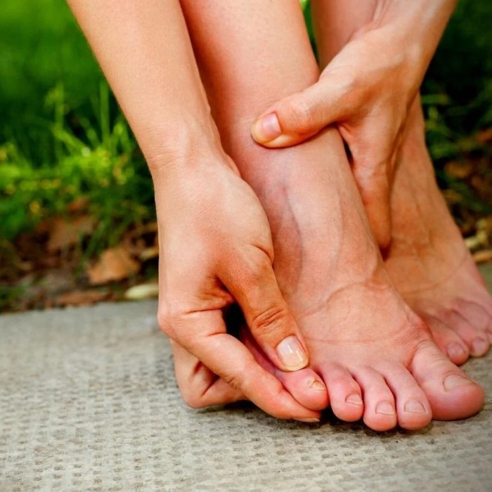 my pinky toe hurts when i wear shoes
