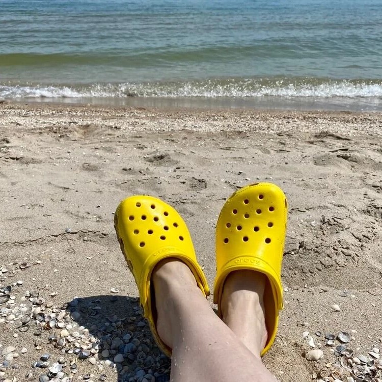 crocs water shoes