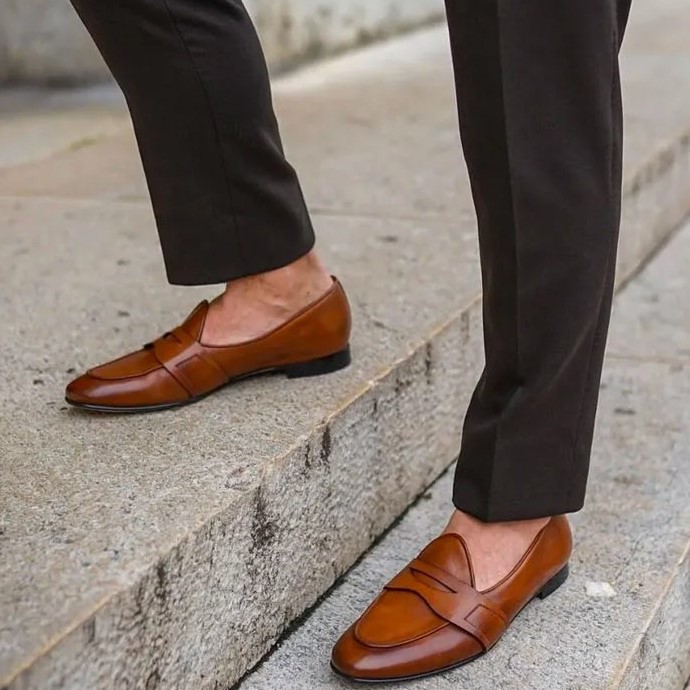 can i wear brown shoes with a black suit