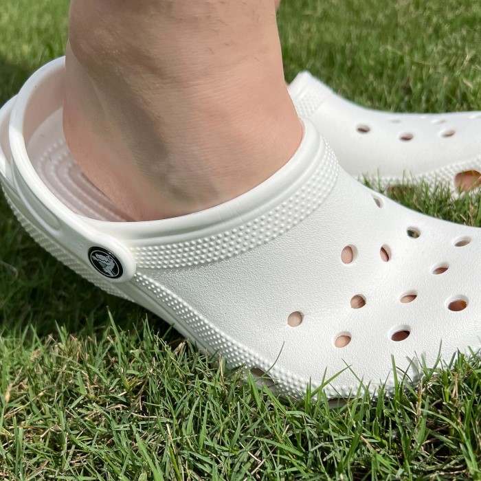 crocs water shoes