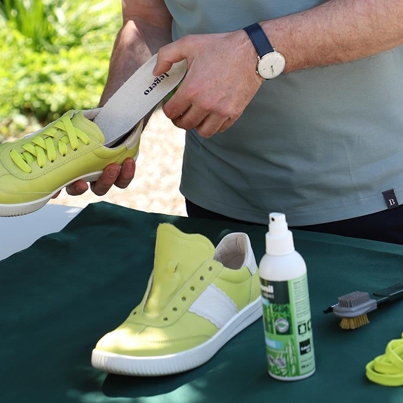 how to clean insoles of shoes